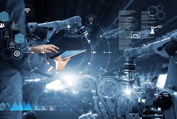 Uomo che tiene un laptop eseguendo l'IA in un ambiente di produzione