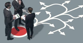 Tre imprenditori in piedi che guardano quale percorso di frecce seguire