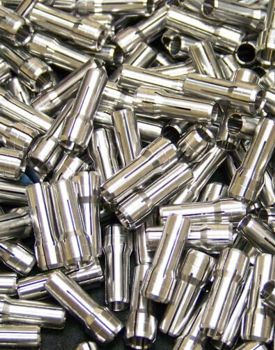 Metalli lucidi in un mucchio